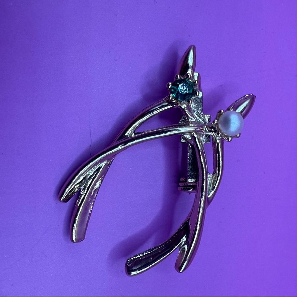 Elegant Silver and green Gemstone wishbones‎ Brooch